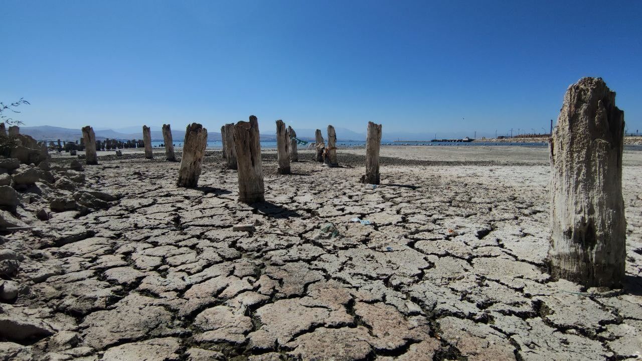 Van Gölü’nde büyük su kaybı: 100 yıllık iskele tamamen ortaya çıktı