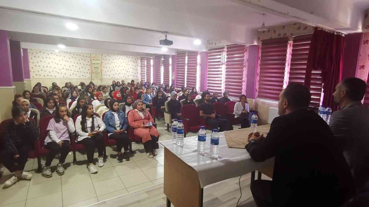 Van’da öğrencilere yönelik "Gençlik ve Sorumluluk" konulu konferansları