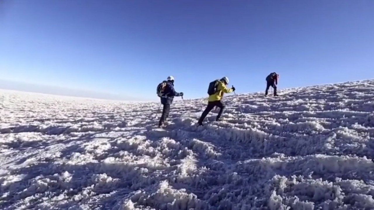 Vanlı dağcılar 1 ay içerisinde üçüncü kez Ağrı Dağı’na tırmandı