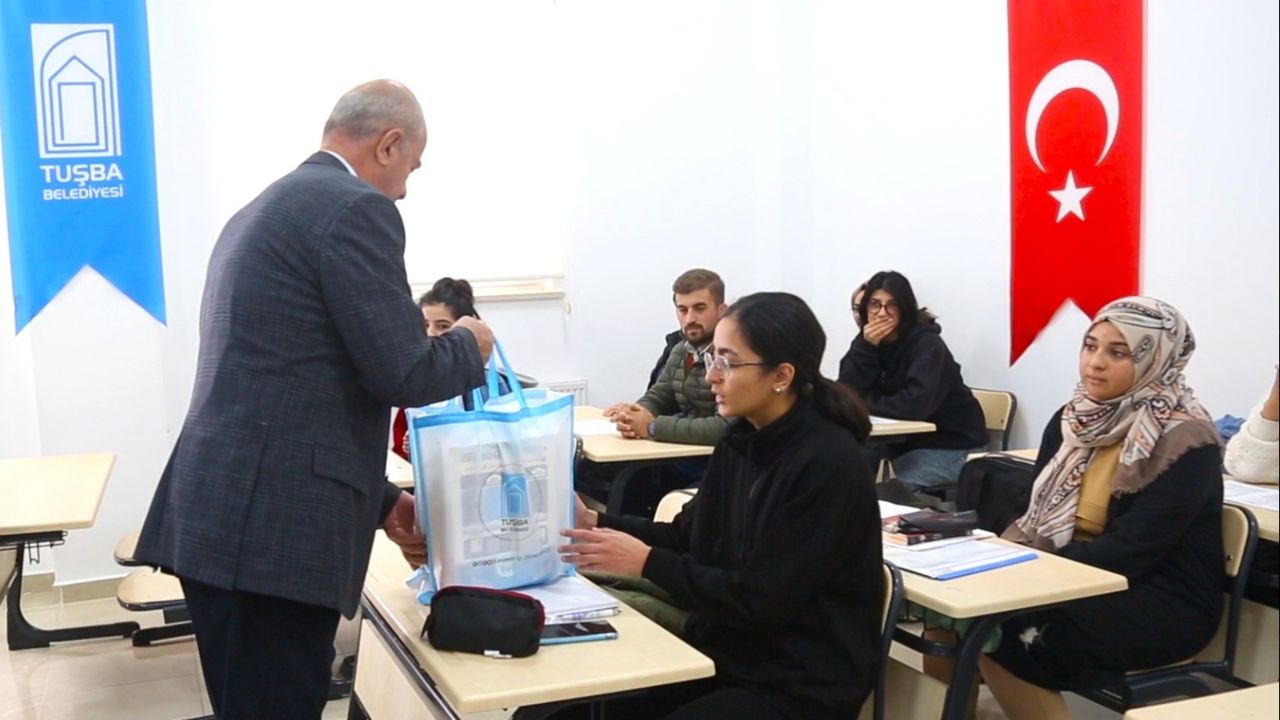 Başkan Akman’dan üniversite sınavına hazırlanan öğrencilere kitap desteği