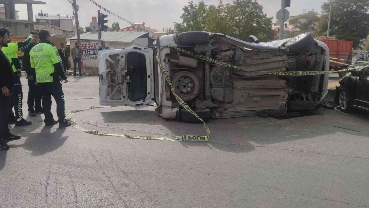 Otomobille kamyonet çarpıştı: 8 yaralı