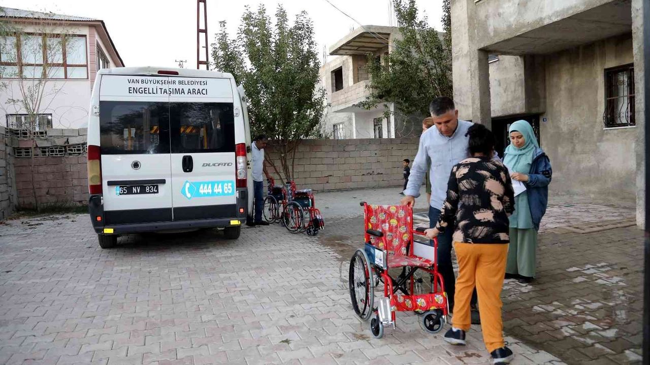 Van Büyükşehir Belediyesi tekerlekli sandalye yardımlarını sürdürüyor