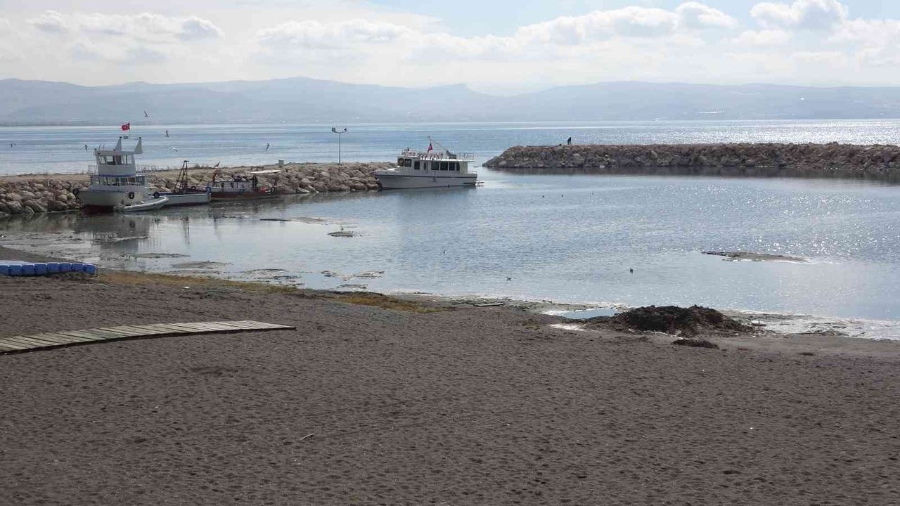 Van Gölü’nde su seviyesinin azalması balıkçıları endişelendirdi