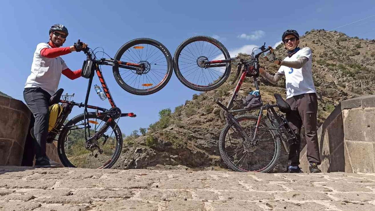 Van’da bisiklet tutkunları Zirel Vadisi’ni pedalladı