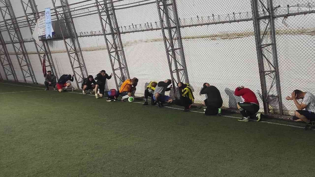 Halı saha oyuncularından "Çök-Kapan-Tutun" tatbikatına destek