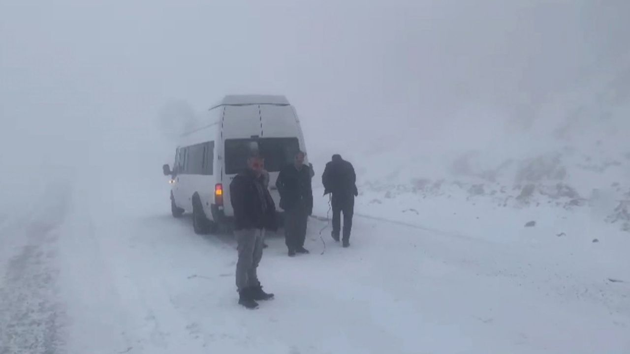 Karabet Geçidi’nde kar yağışı etkili oluyor