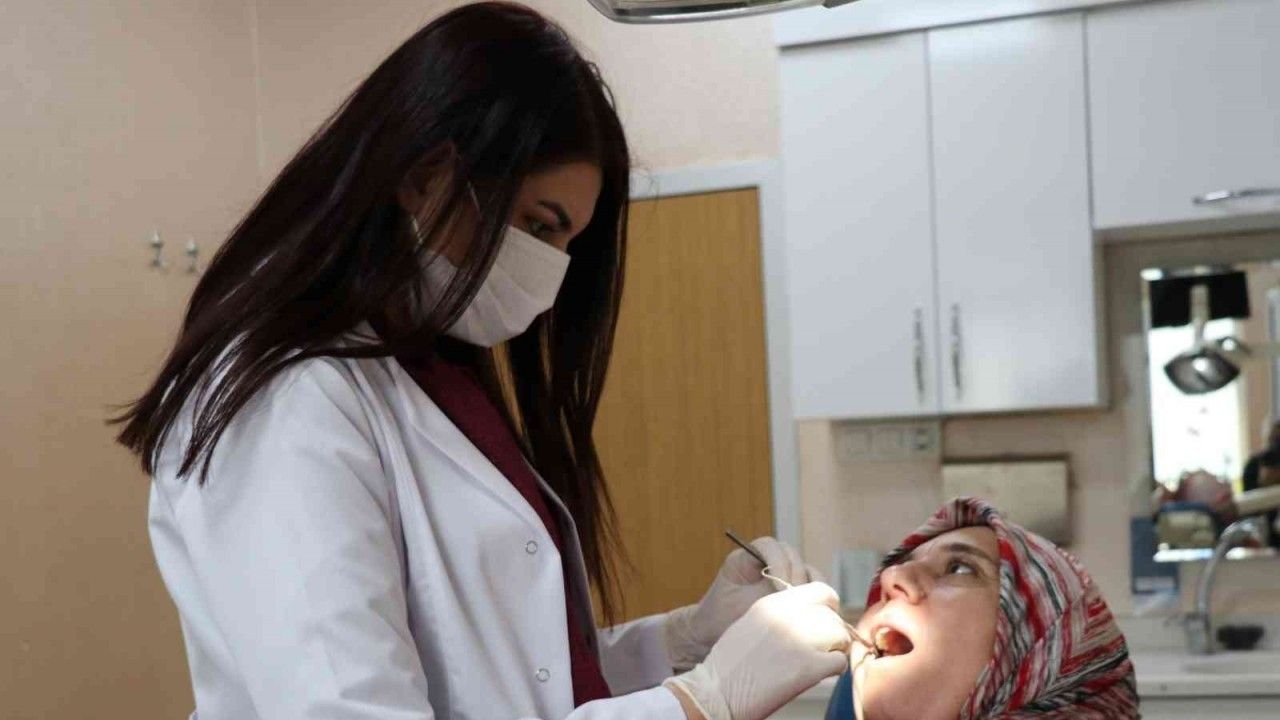 Lokman Hekim Hayat Hastanesinde engelli ve küçük yaştaki çocukların diş tedavileri başarıyla yapılıyor