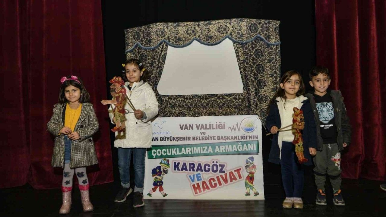 Van Büyükşehir Belediyesi çocukları Hacivat ve Karagöz’le buluşturuyor
