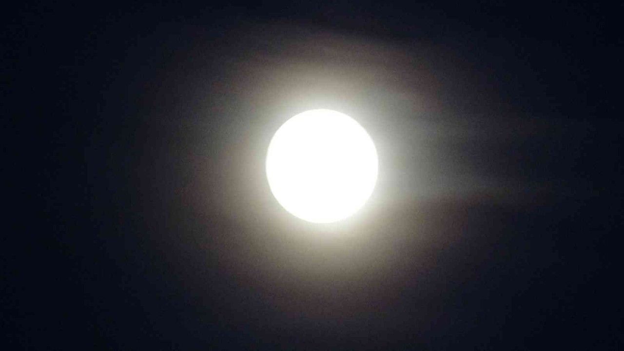 Van’da bulutlu havada "Şişkin Ay" büyüledi