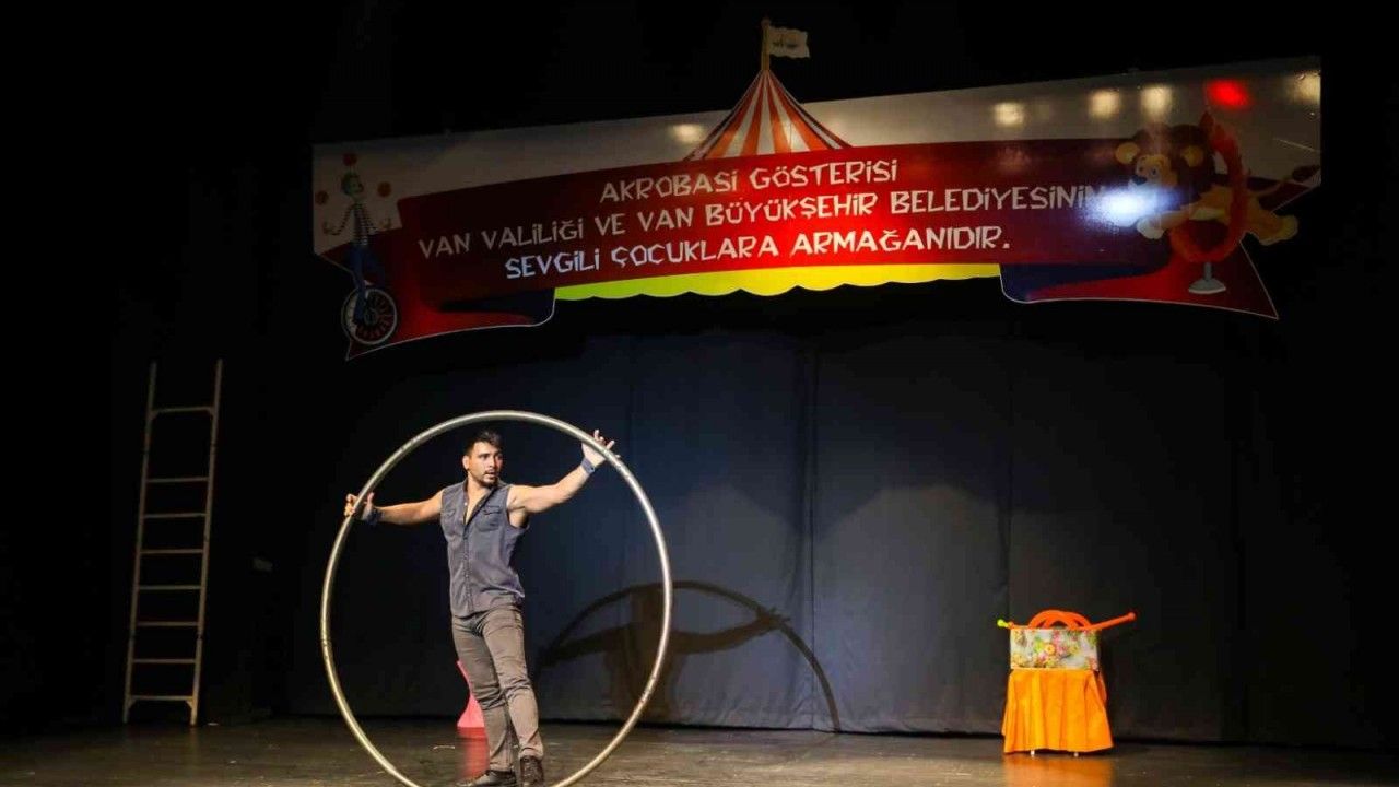 Van’da çocuklar için akrobasi gösterisi düzenlendi
