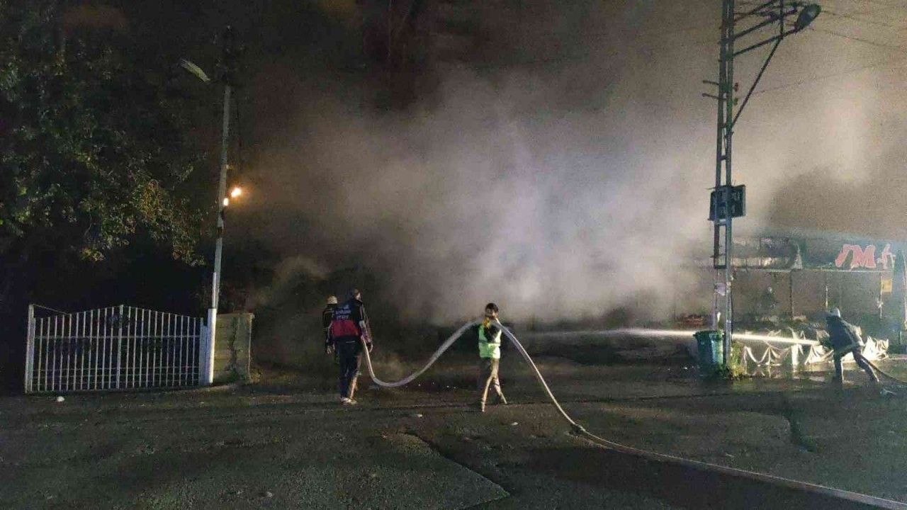 Van’da korkutan iş yeri yangını: Alevler geceyi aydınlattı