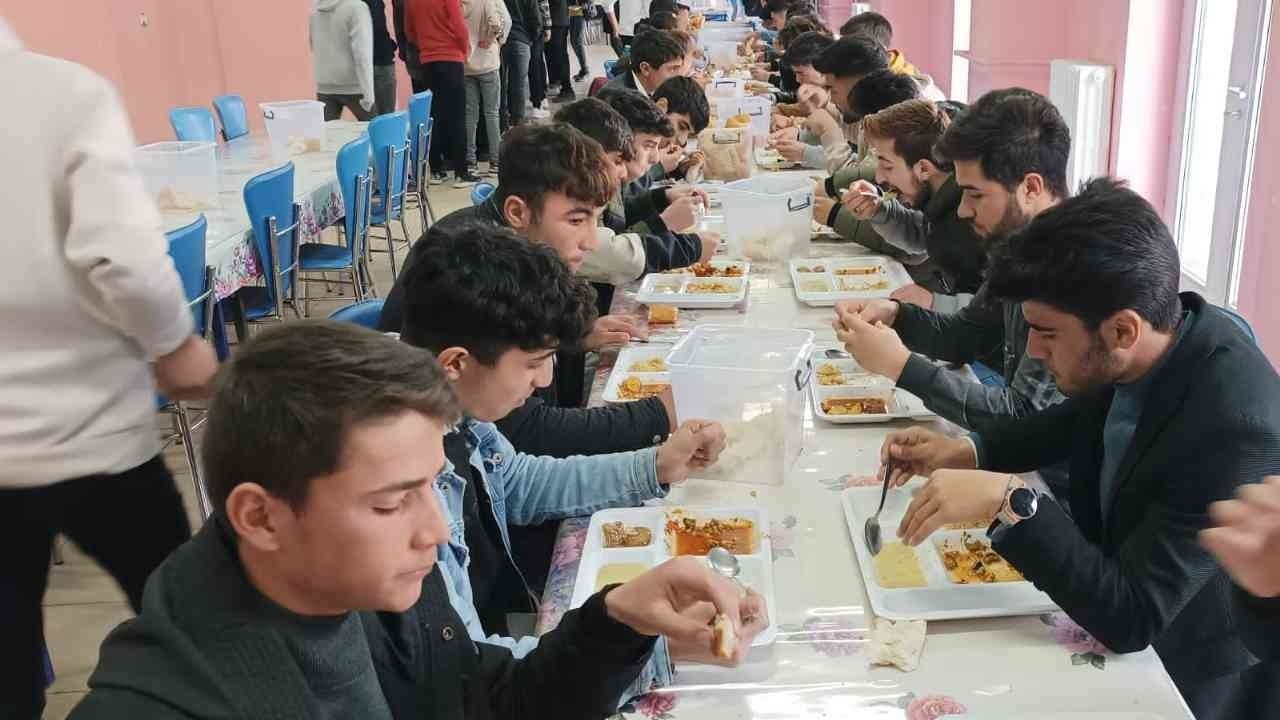 Saray’da 327 öğrenciye öğle yemeği hizmeti