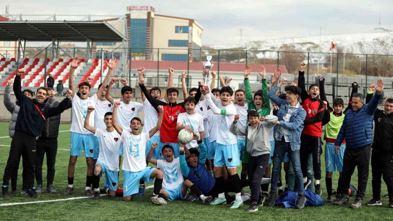 Van Büyükşehir Belediyespor, U-16 Yerel Ligi şampiyonu oldu