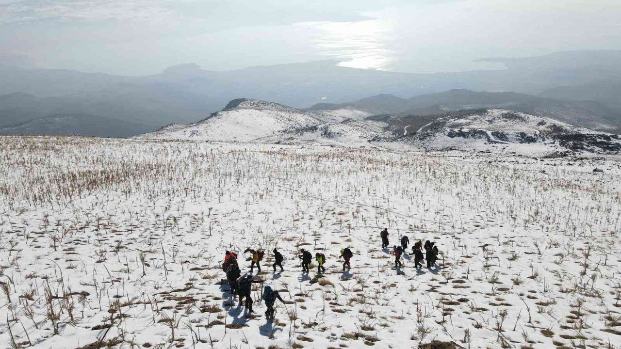 Vangölü Aktiviteleri Derneği üyeleri Esrük Dağı’na tırmandı