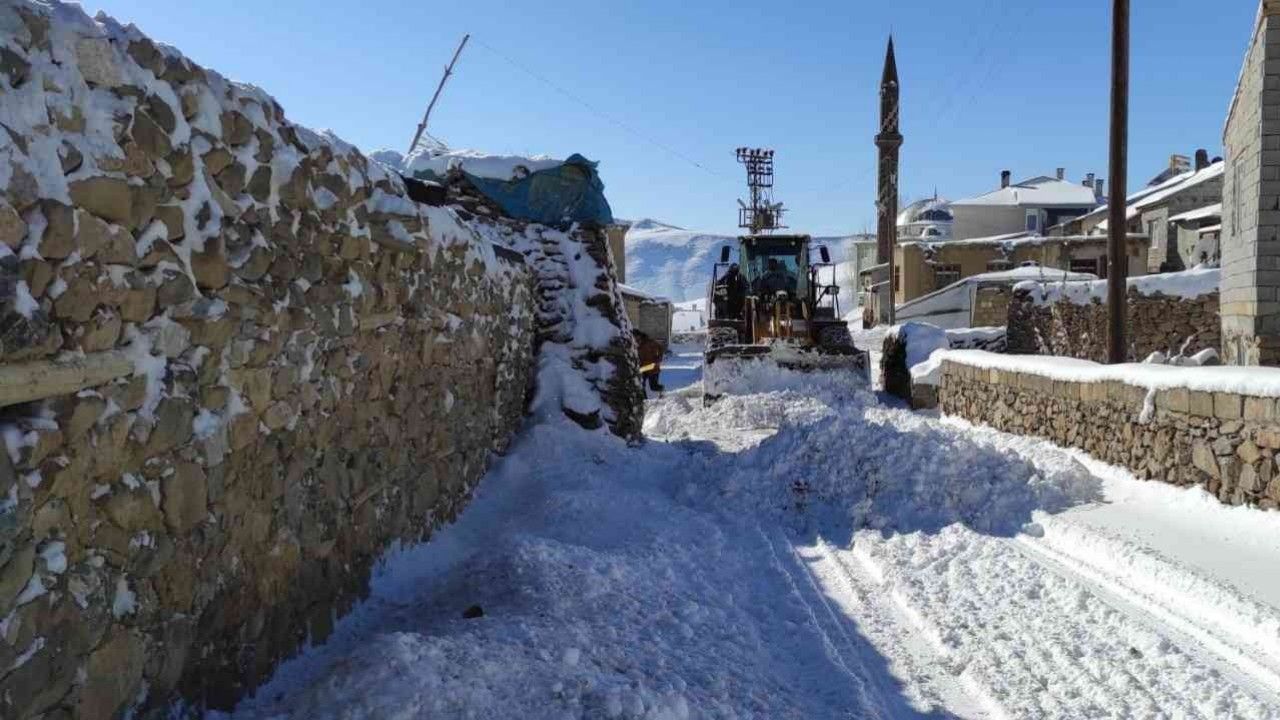 Gürpınar Belediyesi karla mücadele çalışmalarını sürdürüyor