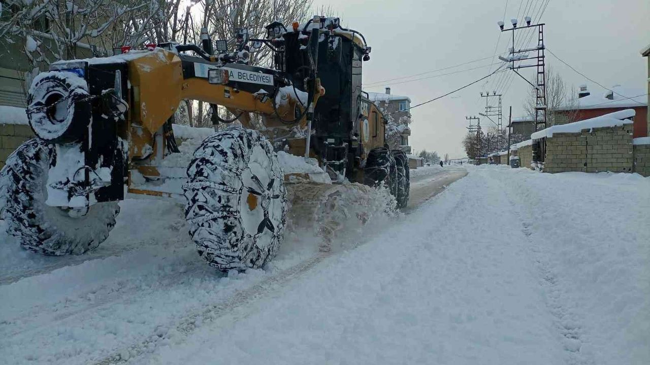 Tuşba Belediyesi’nin karla mücadele çalışması