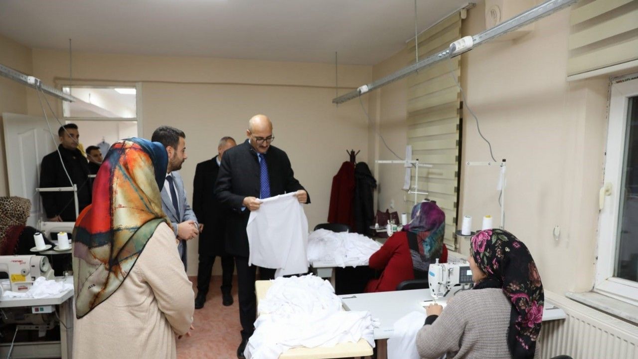 İpekyolu Belediyesinden depremzedeler için kışlık giysi desteği