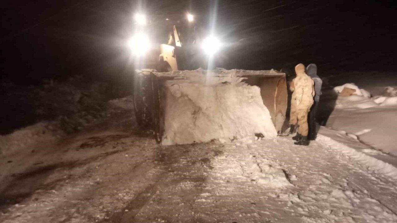 Kar ve fırtına nedeniyle yolda kalan araçlar kurtarıldı