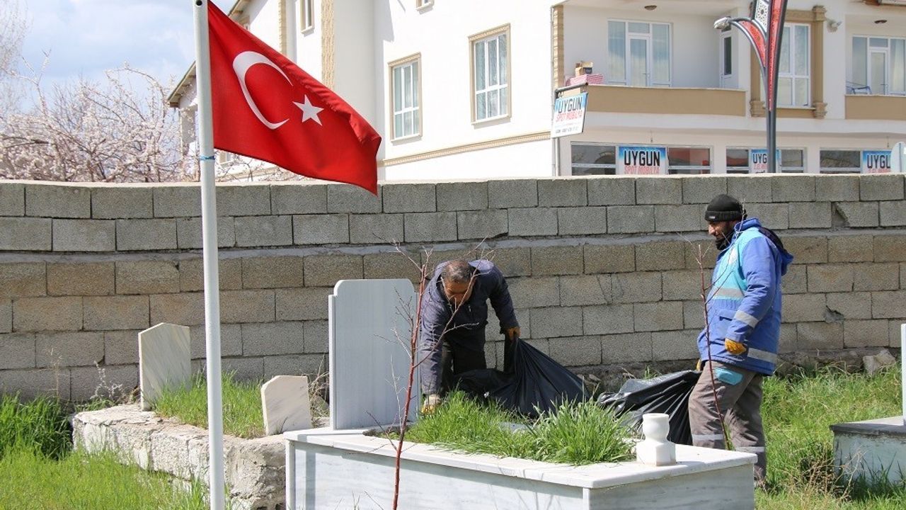 Erciş’te bayram öncesi mezarlıklarda temizlik çalışması