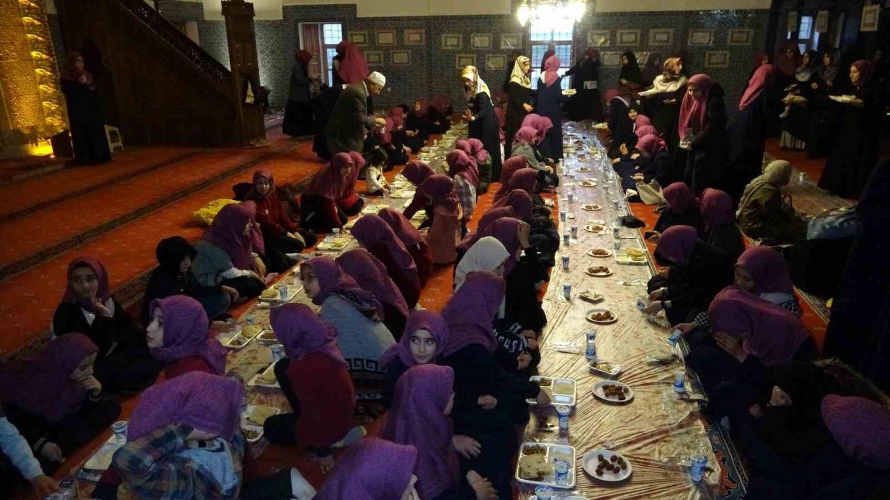 Küçük Kur’an kursu öğrencileri tarihi camide iftar açtı