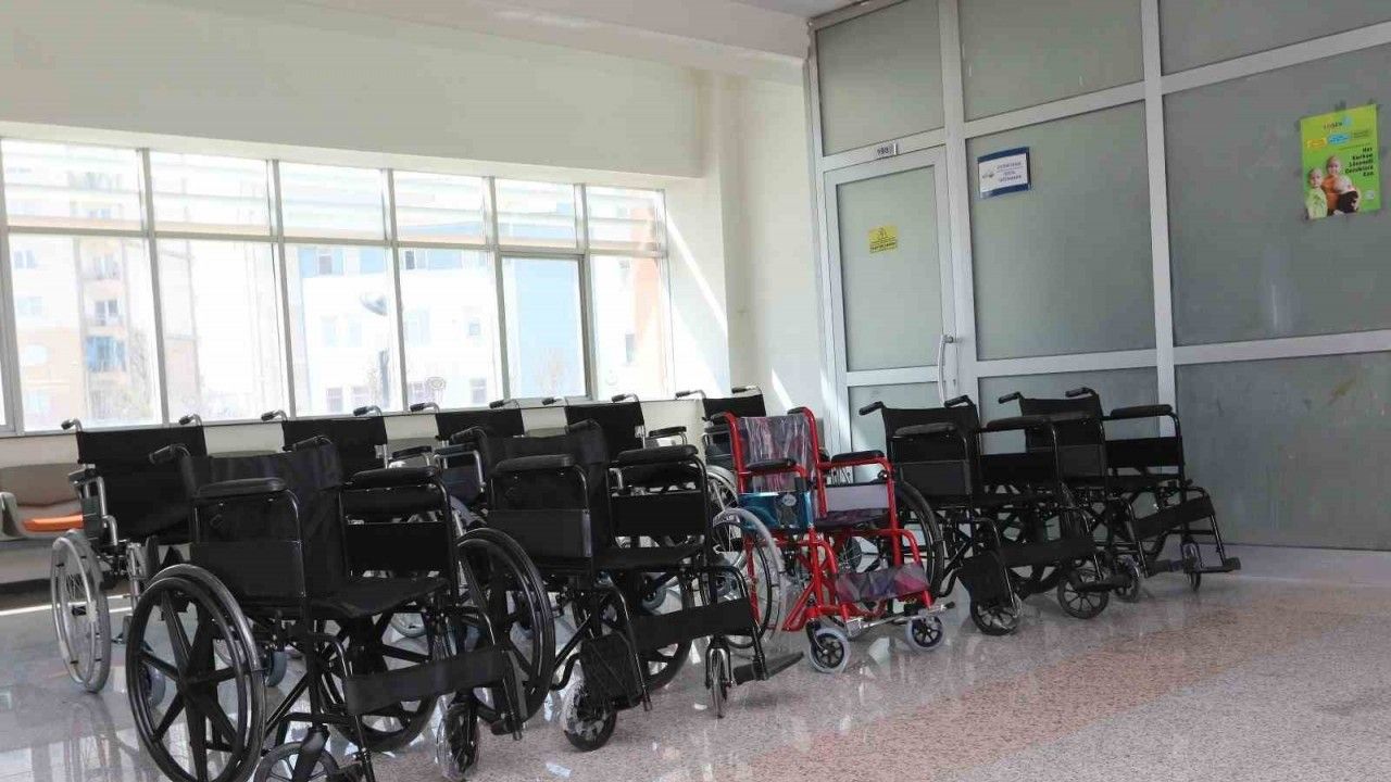 Van Büyükşehir Belediyesinde 10 vatandaşa tekerlekli sandalye