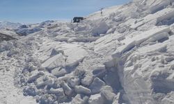 Başkale’de 5 metreyi bulan karda zorlu yol açma çalışması