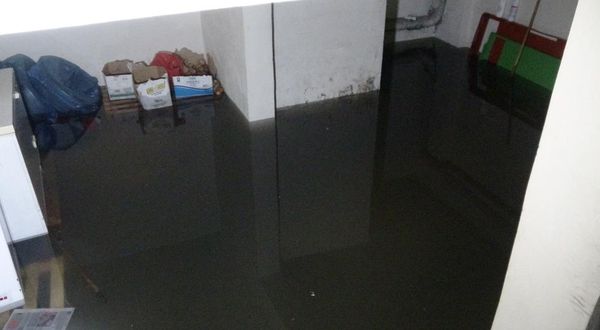 Bingöl’de sağanak yağış sonrası iş yerlerini su bastı