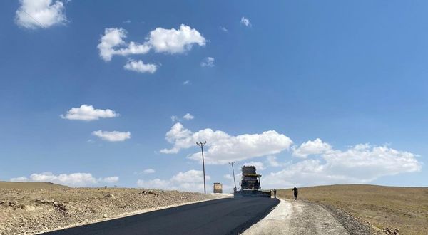Van Büyükşehir Belediyesi Gürpınar’da 13 kilometrelik asfalt yaptı