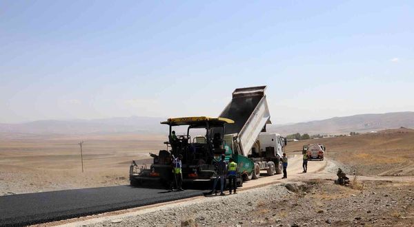 Van Büyükşehir Belediyesi Özalp’ta 14 kilometre asfalt çalışması yapıyor