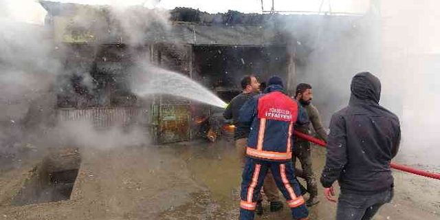 Yüksekova'da iş yerinde çıkan yangın maddi hasara yol açtı