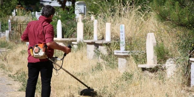 Erciş’teki mezarlıklarda bayram temizliği