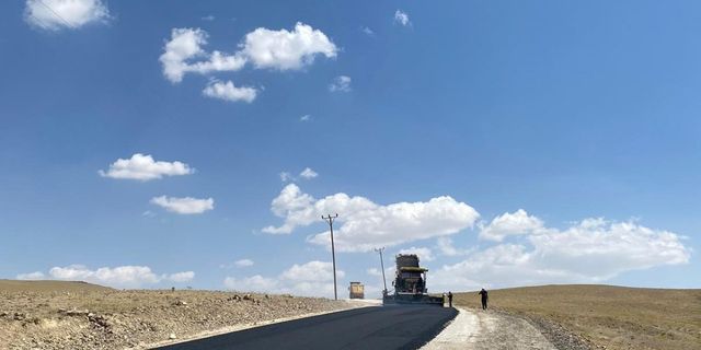 Van Büyükşehir Belediyesi Gürpınar’da 13 kilometrelik asfalt yaptı
