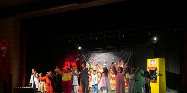 Van Büyükşehir Belediyesi ilkokul öğrencilerini tiyatro ile buluşturuyor