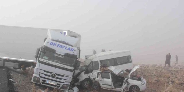 Van’da 3 aracın karıştığı trafik kazasında 1 kişi öldü, 1 kişi de yaralandı
