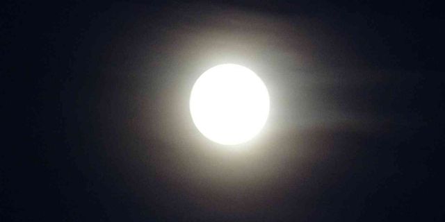 Van’da bulutlu havada "Şişkin Ay" büyüledi