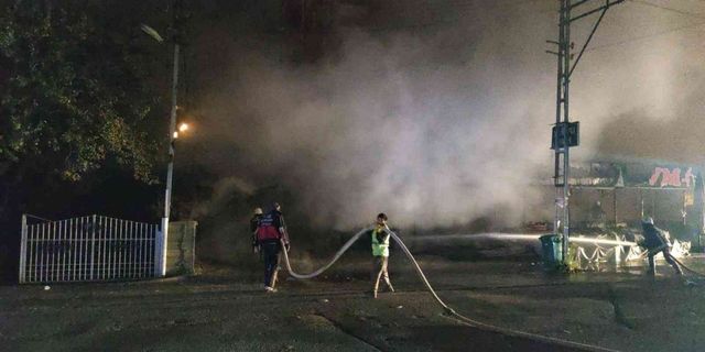 Van’da korkutan iş yeri yangını: Alevler geceyi aydınlattı