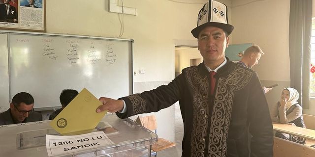 Erciş’te yaşayan Kırgız Türkleri seçimde yöresel kıyafetleriyle sandık başına gitti