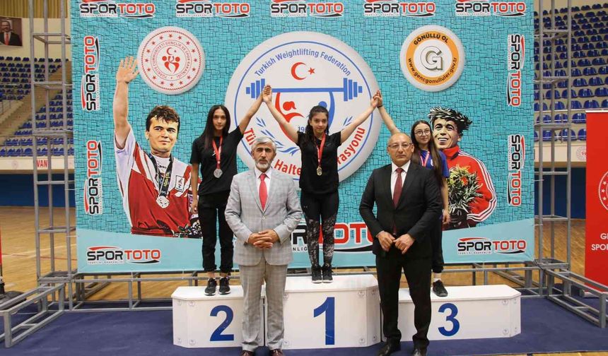 Türkiye Gençler ve 23 Yaş Altı Halter Şampiyonası devam ediyor