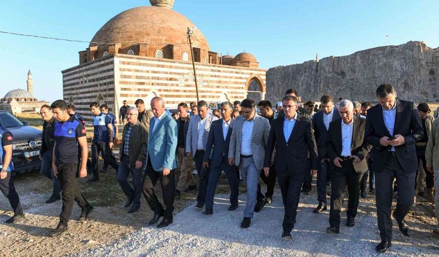 Van’da tarihi Kaya Çelebi Camii ibadete açıldı