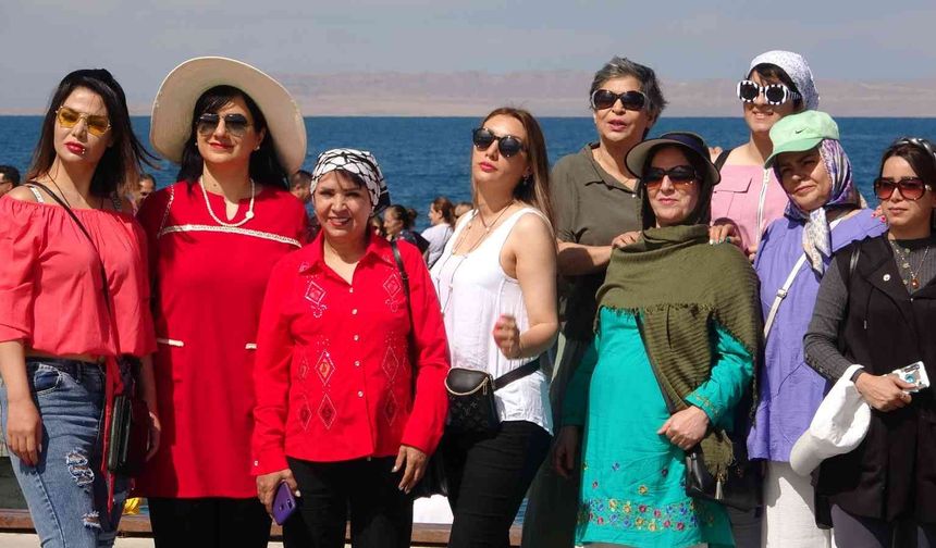 Van Gölü sahilleri İranlı turistlerle doldu taştı