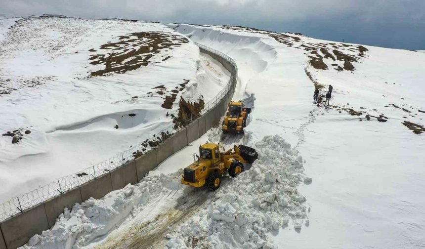 Van Büyükşehir Belediyesi’nden sınırın sıfır noktasında karla mücadele çalışması