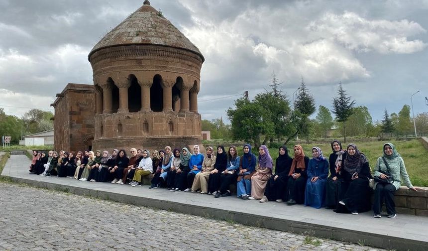 Vanlı öğrenciler Bitlis’in tarihi mekanlarını gezdi