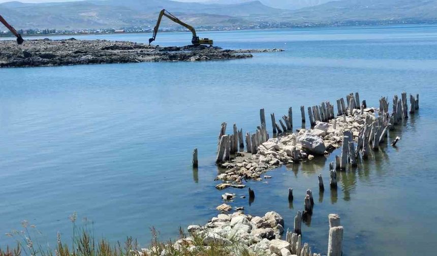 Van Gölü’nde balçık temizliği sonrası 100 yıllık iskele tamamen ortaya çıktı